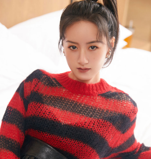 演员袁冰妍优雅灵动美照,时尚简约,优雅气质