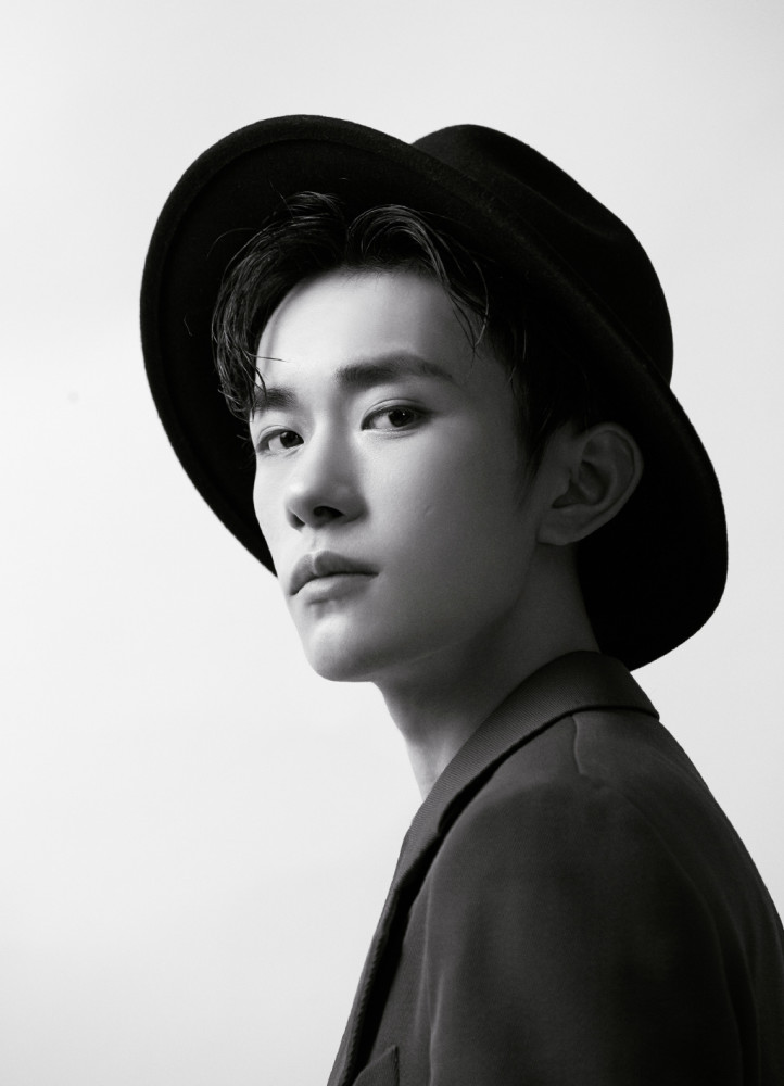 艺人易烊千玺,时尚西装帅气写真