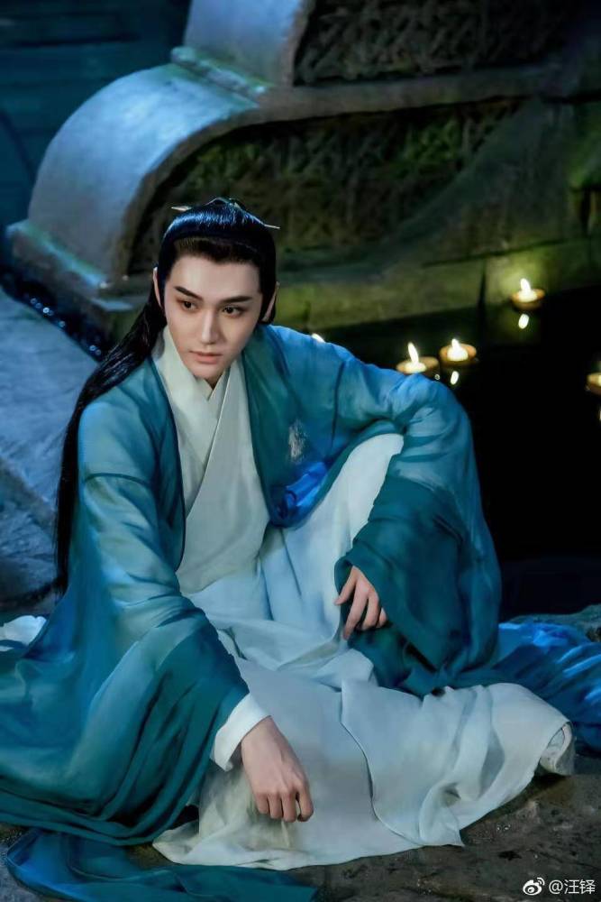 "撕漫男"汪铎"叛逆"的样子像极了郭敬明