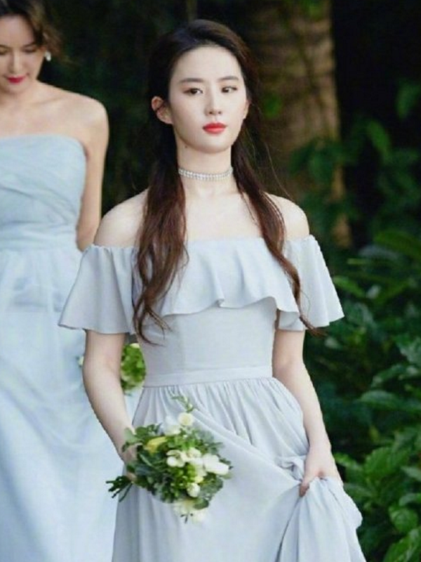 刘亦菲自曝上学时没人追?当看到她的"伴娘装"后,网友