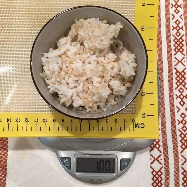 需要注意啦,很多人都认为这里的二两是熟的米饭的重量,但是熟的100g