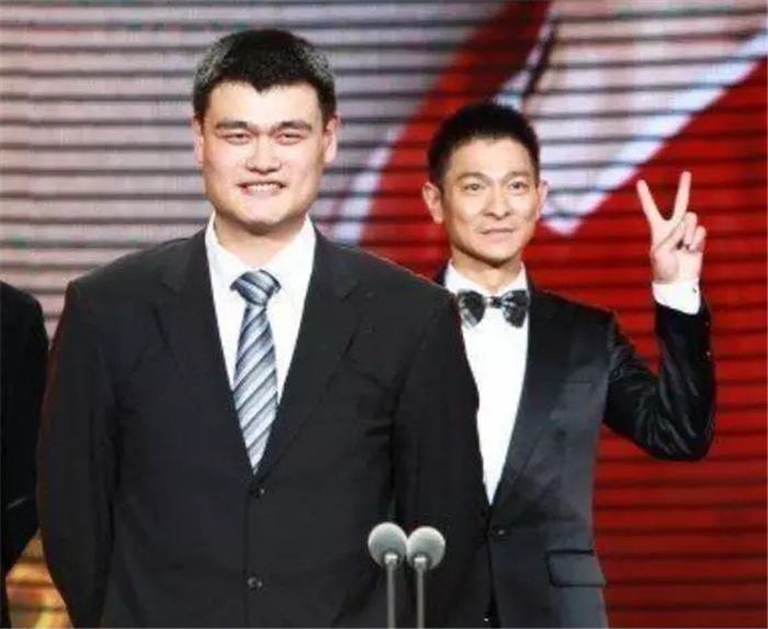 2张巨人生活照:和姚明合照要搬桌子,巨石强森在奥尼尔只能叫强森!