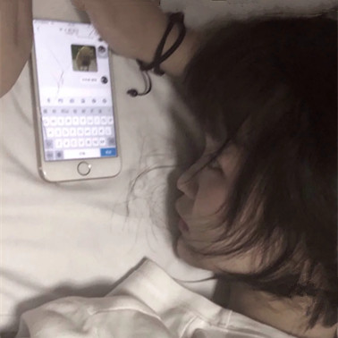 至尊版原宿风ins微丧头像:"爱让人卑微,让人面目全非"