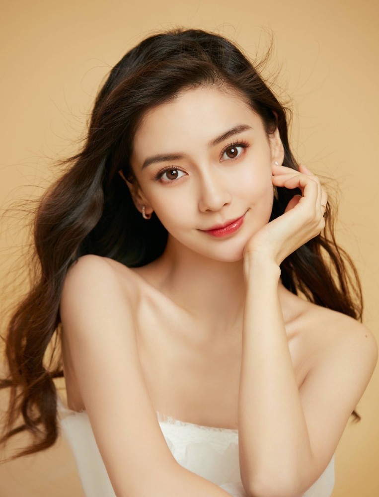 angelbaby最新美照,穿雪白公主裙,美艳梦幻,一点都不像有娃的人