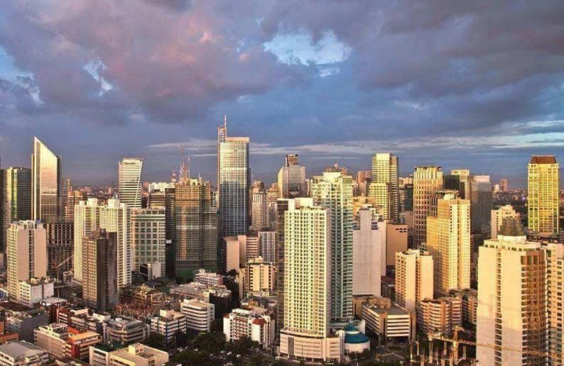 菲律宾马卡蒂市,高楼耸入云霄,在这里能看到发达城市的样子