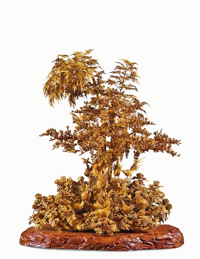 传统题材作品《春晓》充分展现了莆田木雕精微透雕的技艺特点 光明