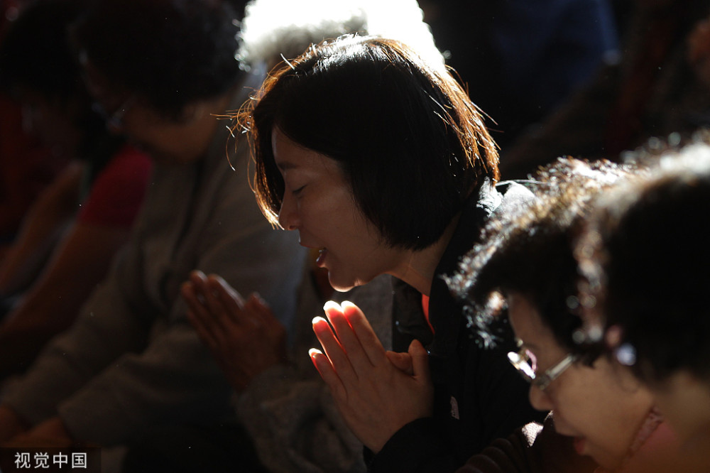 可怜天下父母心,韩国高考前大批家长聚集寺庙祈祷,紧张程度不逊中国