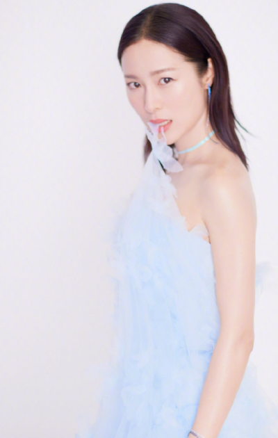 明星演员江一燕精美写真,微微浅笑,容貌甚是秀丽