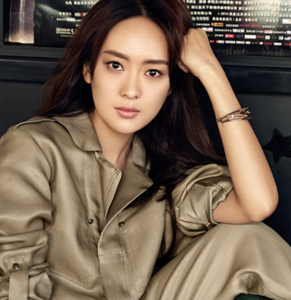 明星童瑶干净优雅,笑容清新甜美,气质迷人