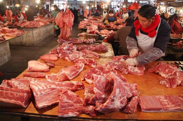 买猪肉时,为何经常看到肉贩子用湿布擦猪肉?看了才知其中的"猫腻"!