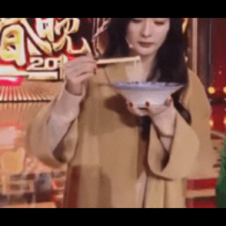 在吃面条的时候,主持人小尼还特地叫镜头拍下杨幂,表示这么瘦的身材