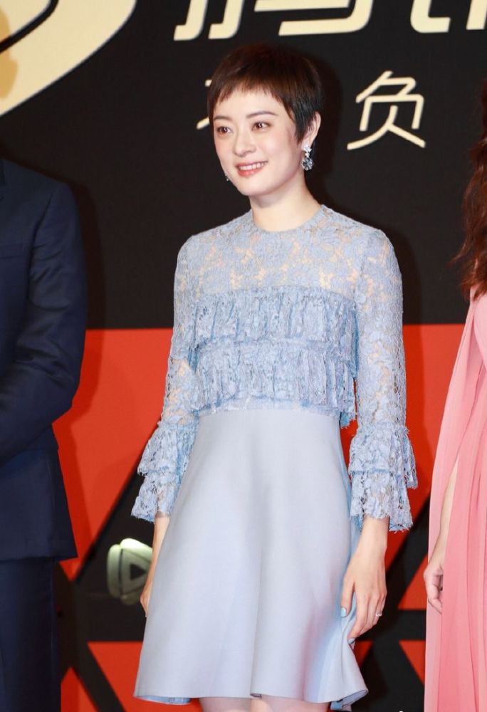37岁孙俪终于换风格,穿上牛仔连体裤超时髦,身高165变成小高个