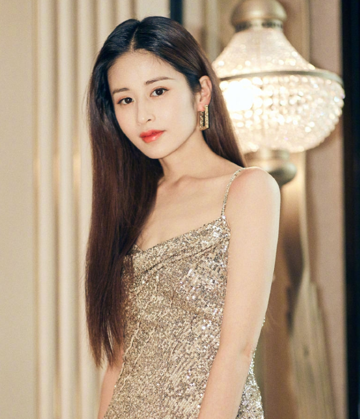演员颖儿,一身长裙,优雅浪漫写真