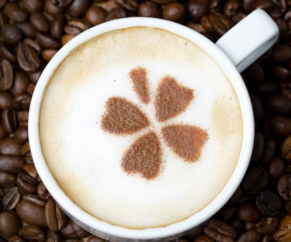 咖啡与奶香相得益彰的卡布奇诺,深受人们的喜爱