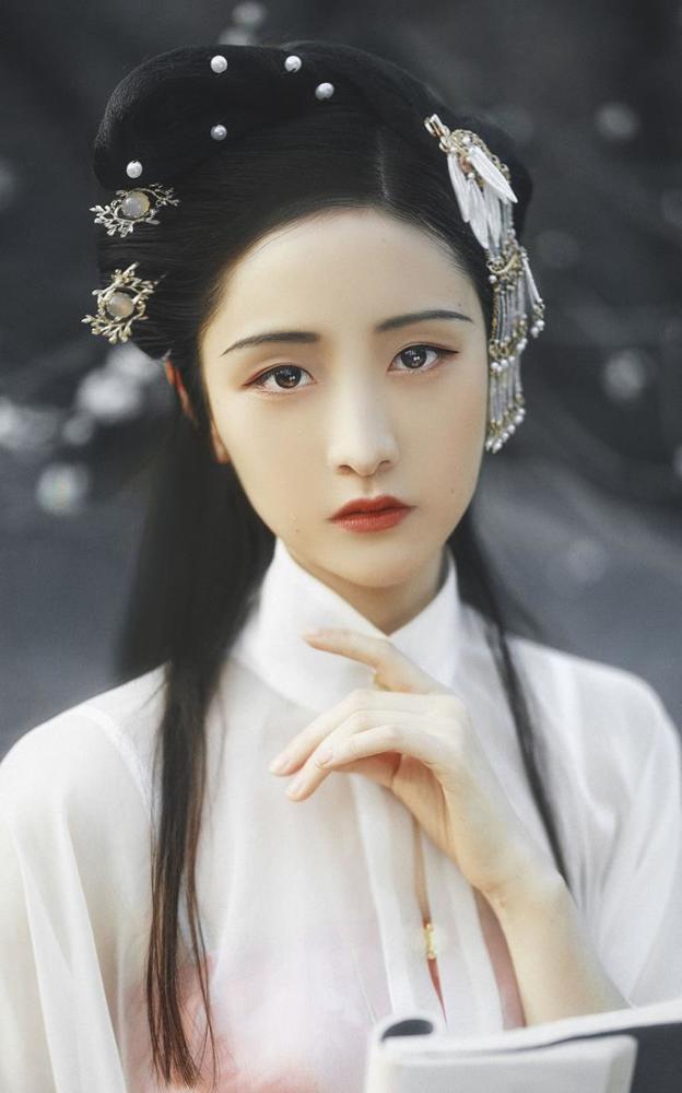 一组充满书香气息的汉服美女组图,汉服控的收藏品