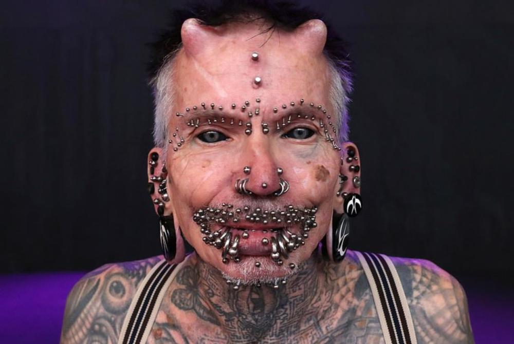 世界各地纹身爱好者齐聚布鲁塞尔,男子展示犄角和480个穿孔