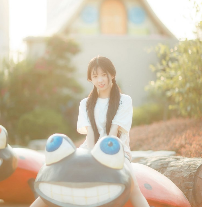 软萌美少女图集,户外公园卖萌摆拍