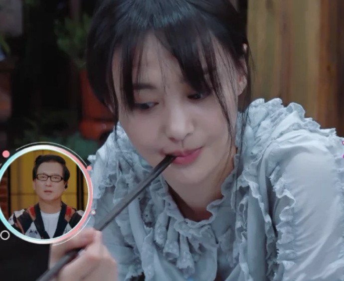 郑爽张恒享受二人世界,有谁注意到地上的东西,爽爸看见了多不好!