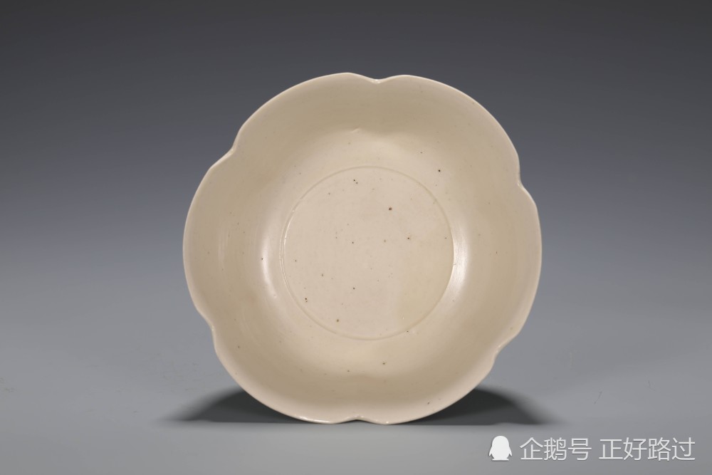 宋代 定窑白釉花口深腹碗