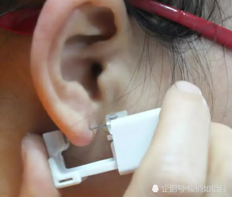 打耳洞时,为什么没有一条肉肉被"捅出来"?网友:这肉成精了?