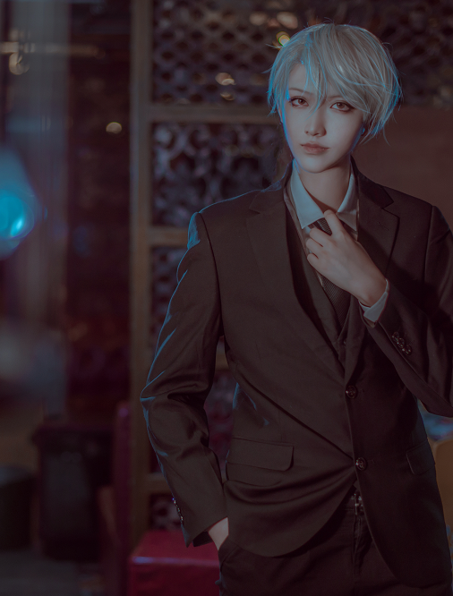 男生cosplay动漫人物,帅气的cosplay角色男 动漫人物cosplay,小哥哥扮演的角色暗黑气质十足,看一