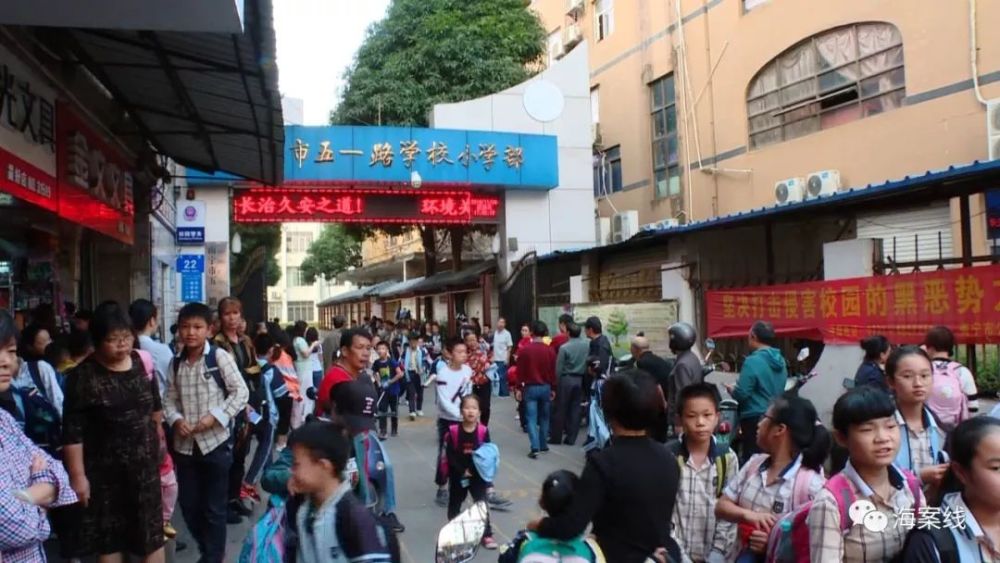 昨天早上,两名醉酒男子在南宁市五一路一所小学门口互相谩骂推搡