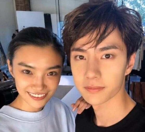 王一博和谁合照都一脸严肃,肖战也不例外,唯独遇到他