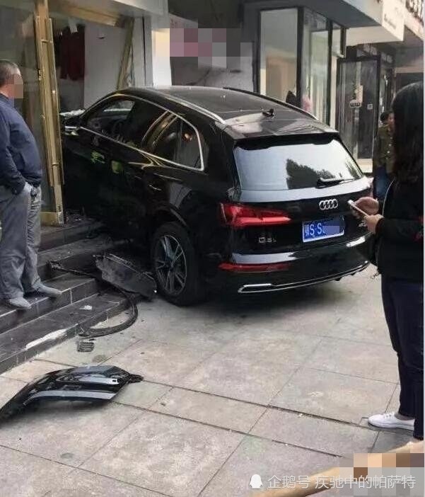 湖北随州:黑色奥迪q5l失控冲入服装店!现场画面令人大跌眼镜
