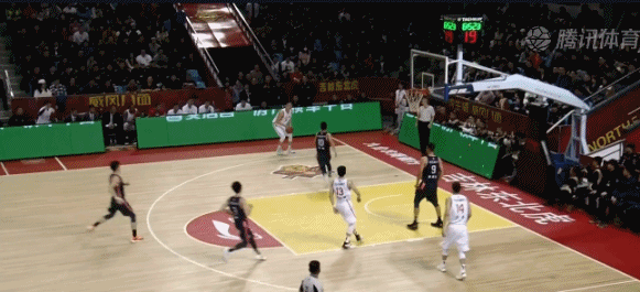 第三节节末,广东进攻失误,吉林队快速反击,琼斯在最后时刻完成压哨