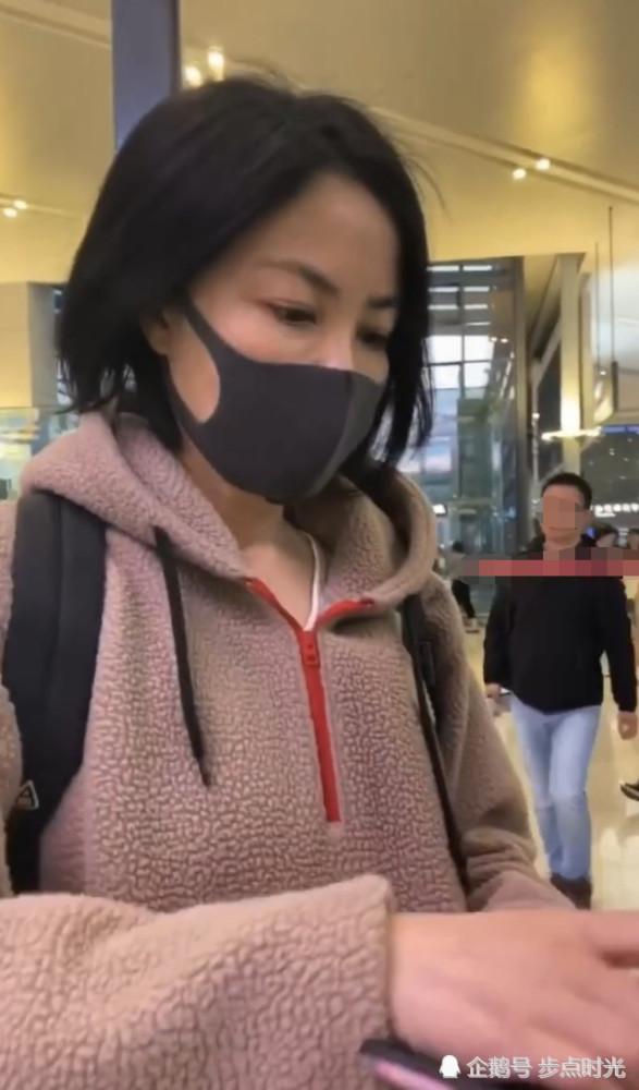 被传与谢霆锋分手,50岁王菲近照曝光,透露新专辑进度