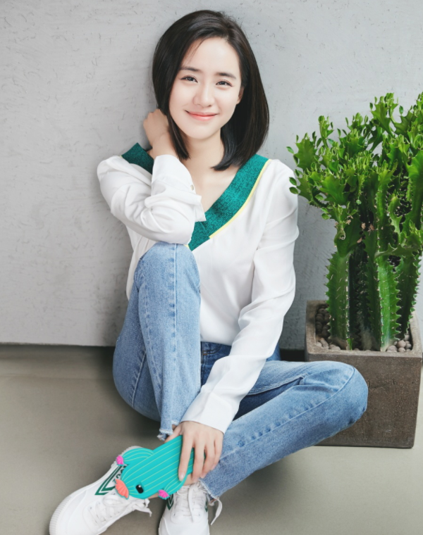 王智精致面容,优雅气质且灵动百变,肤白貌美