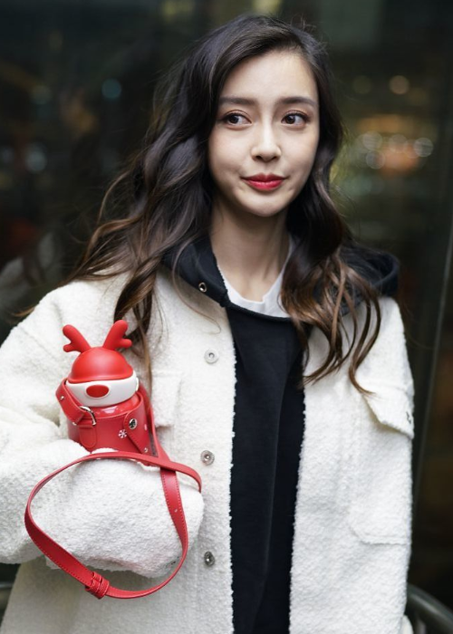 女神angelababy,白外套彰显迷人魅力,气质优雅从容自如