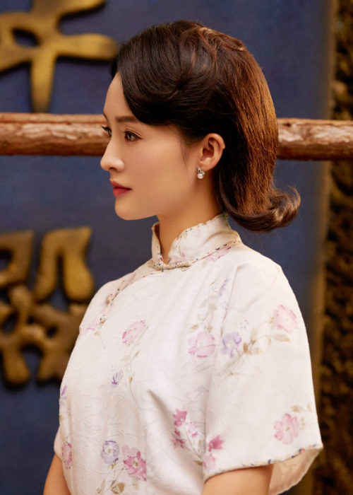 女神李沁,白色旗袍彰显民国风韵,造型典雅气质迷人