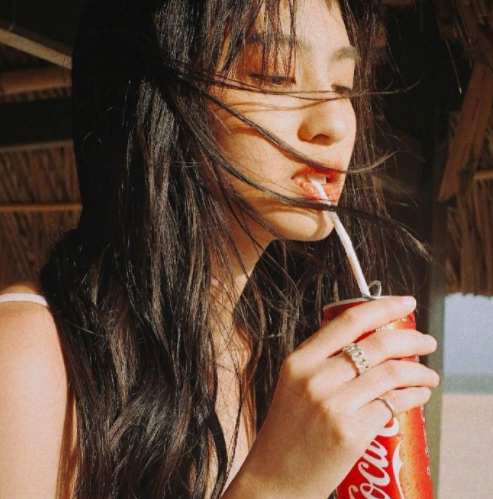 ins风热门女生头像:叶子,是不会飞翔的翅膀;翅膀,是落
