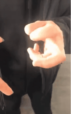 谢楠晒吴京比心视频,钢铁直男遭小儿子嘲笑,这是黑虎掏心吧?