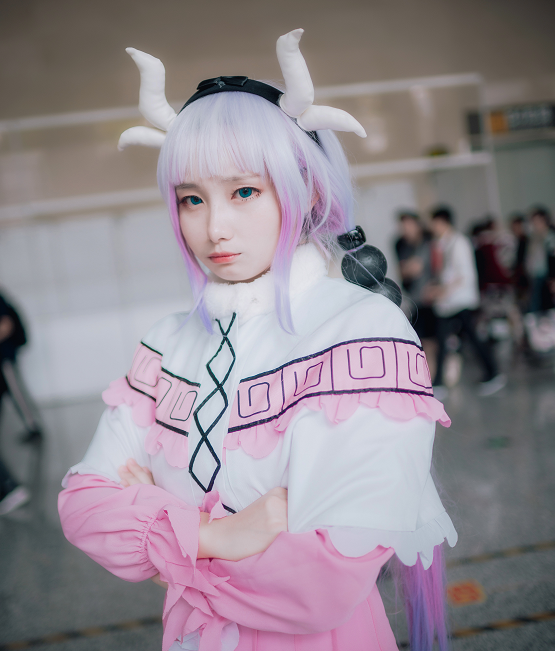 cosplay动漫角色,女孩扮演的康娜活泼俏皮,看一眼就着迷