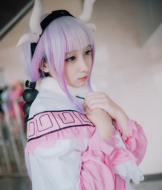 cosplay动漫角色,女孩扮演的康娜活泼俏皮,看一眼就着迷