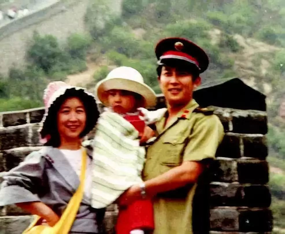 1988年唐国强认识了 同是八一厂的某女演员 两人关系暧昧 直到1989年