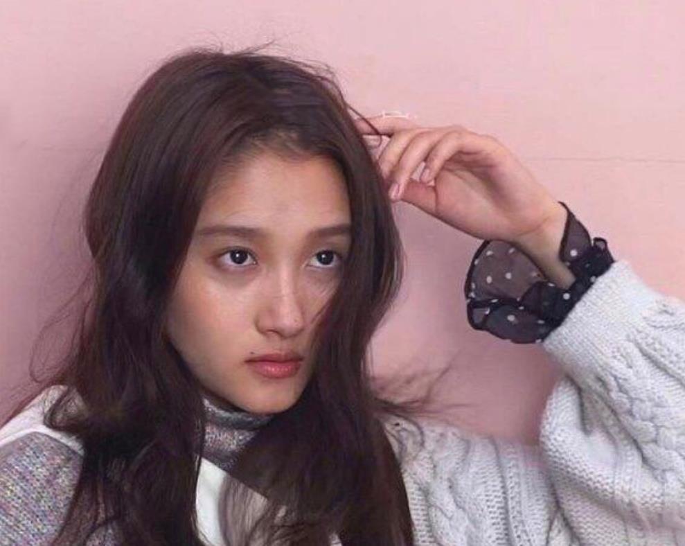 关晓彤无修图曝光,眼窝凹陷黑眼圈明显,网友调侃"像大妈"