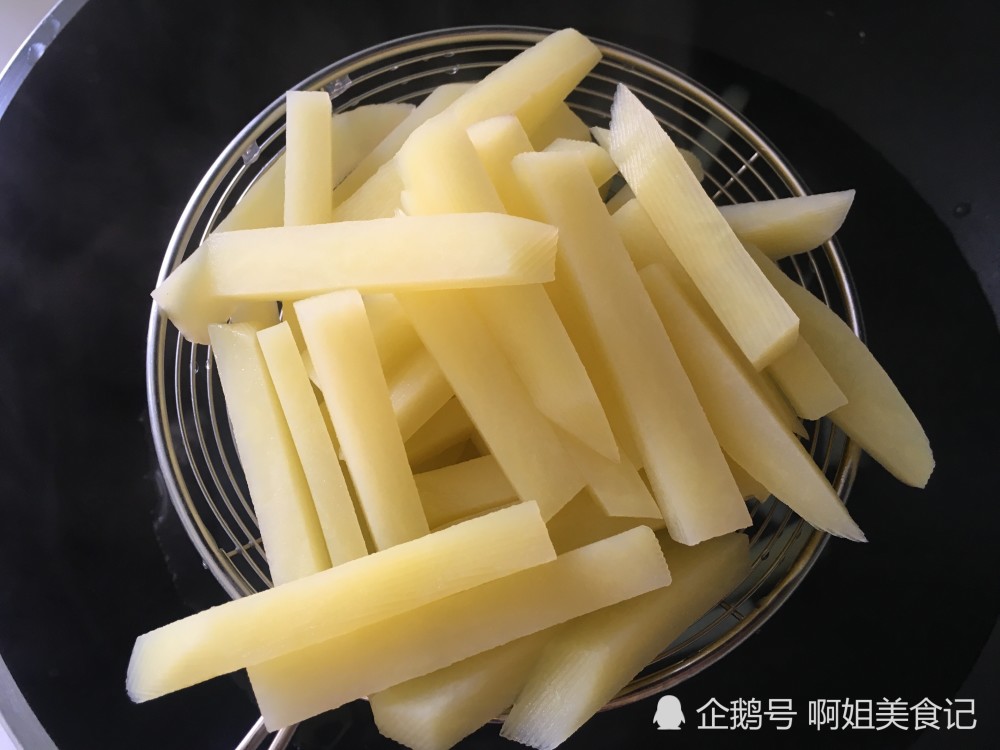 在家炸薯条,掌握这两个技巧,炸出的薯条跟外面卖的一样酥脆