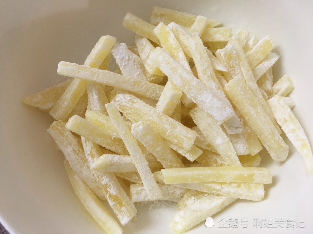 在家炸薯条,掌握这两个技巧,炸出的薯条跟外面卖的一样酥脆