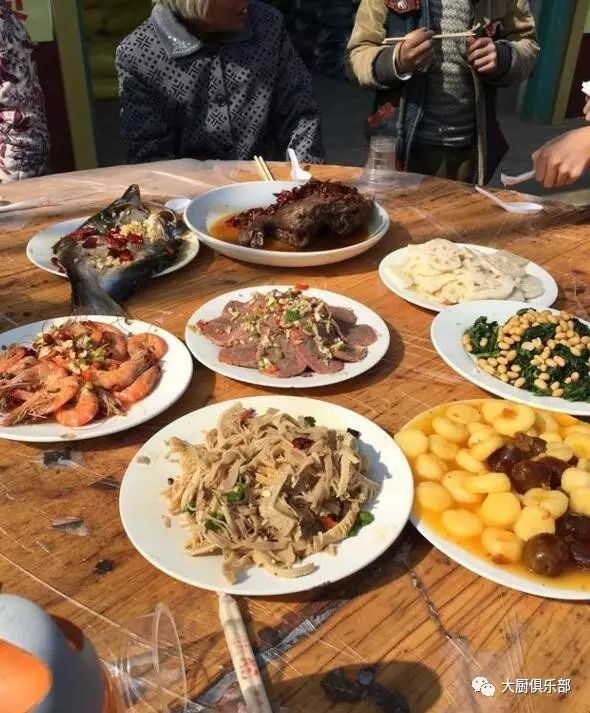 下面看看农村流水席上的饭菜,有没有让你流口水?