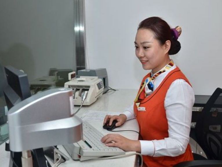 经常去银行存钱,很好奇银行工作人员,可以带现金上班吗?