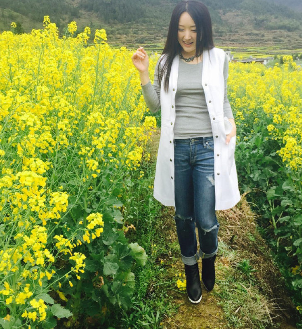 杨钰莹面容清丽似少女,清纯可人,凸显青春活力