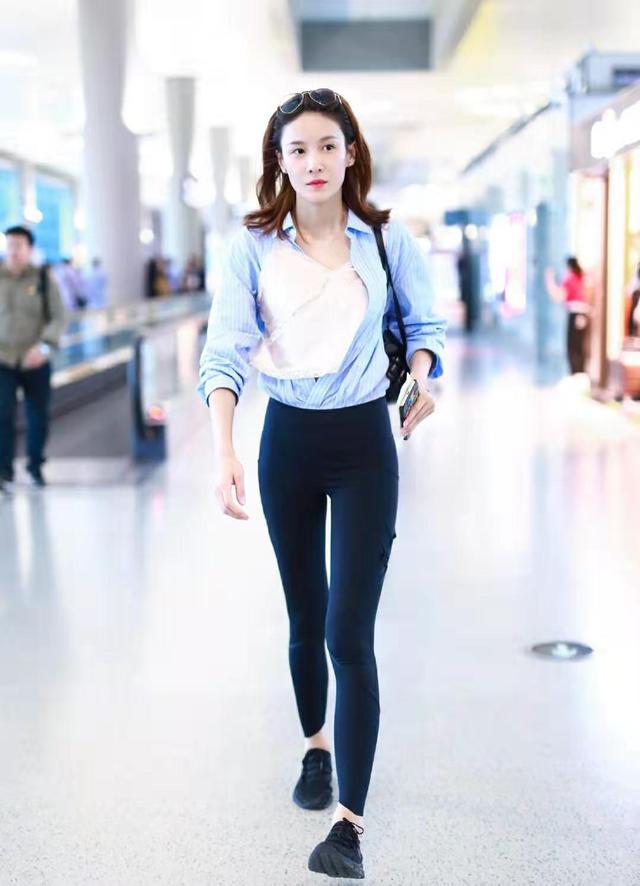 "龙女郎"张蓝心现身机场,亮片外套搭t恤超酷,穿紧身裤