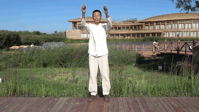 国医大师李业甫李老早年驼背很严重,后来坚持锻炼,用甩手通背操,不仅