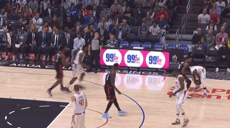 死亡缠绕原因就是莱昂纳德竟然没有1次触球比赛开始的前三次进攻防守