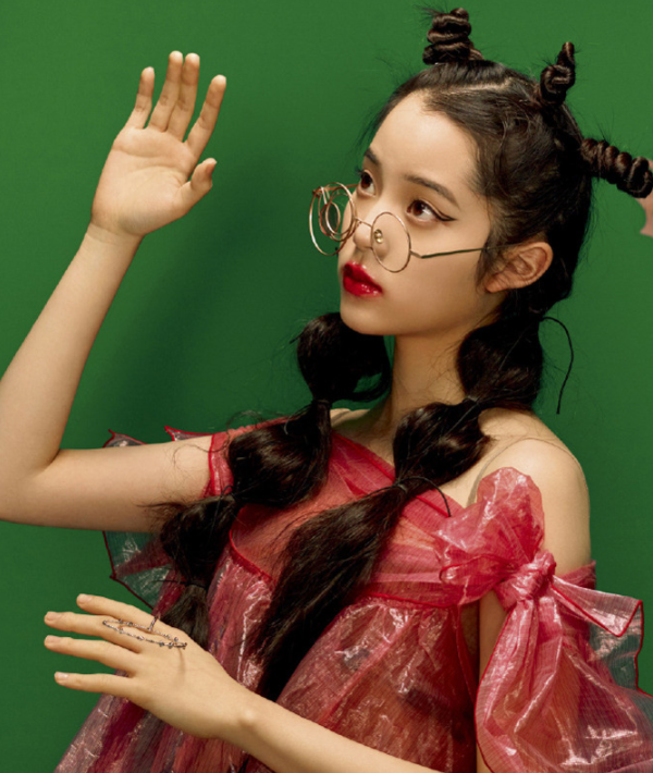 欧阳娜娜精致面容,妆容精致表现力超强,复古摩登女郎风