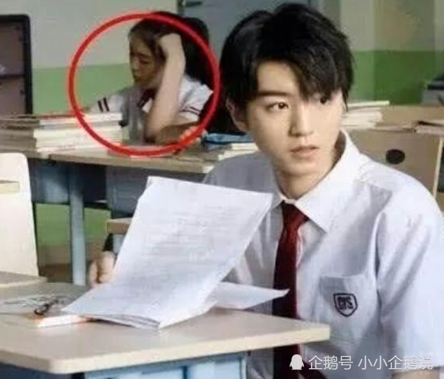 王俊凯上课照被疯传,身后的女同学太抢镜,这颜值可以出团了