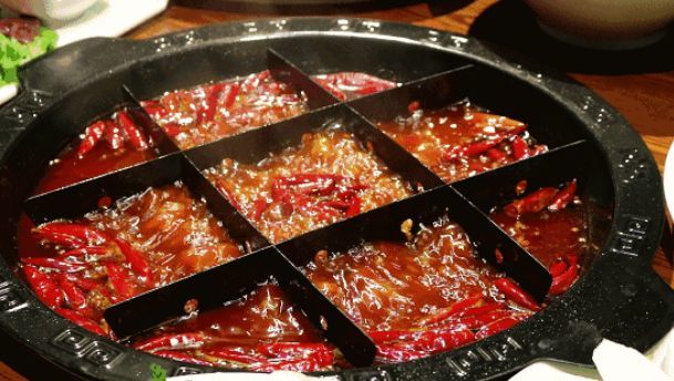 里也有吃火锅的镜头,看完电影, 不怎么吃辣的我,也有点馋九宫格了